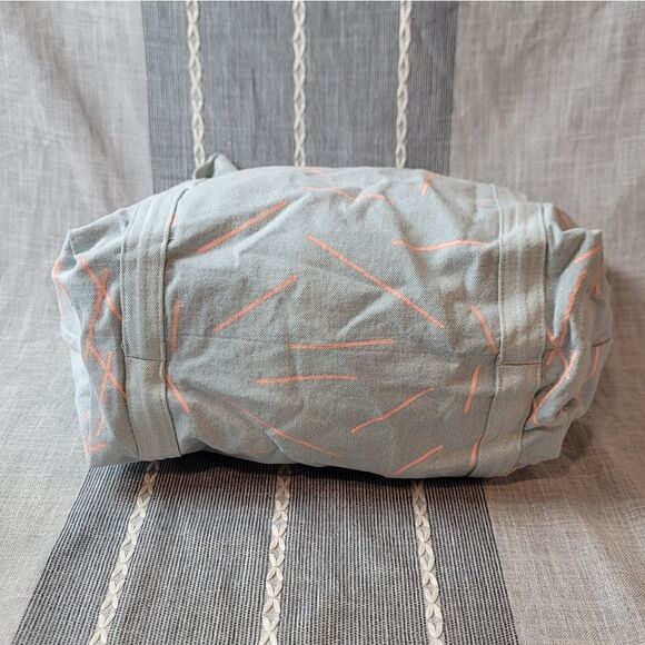 NWT- TALKING OUT OF TURN Canvas Bundle - Picture 11 of 13